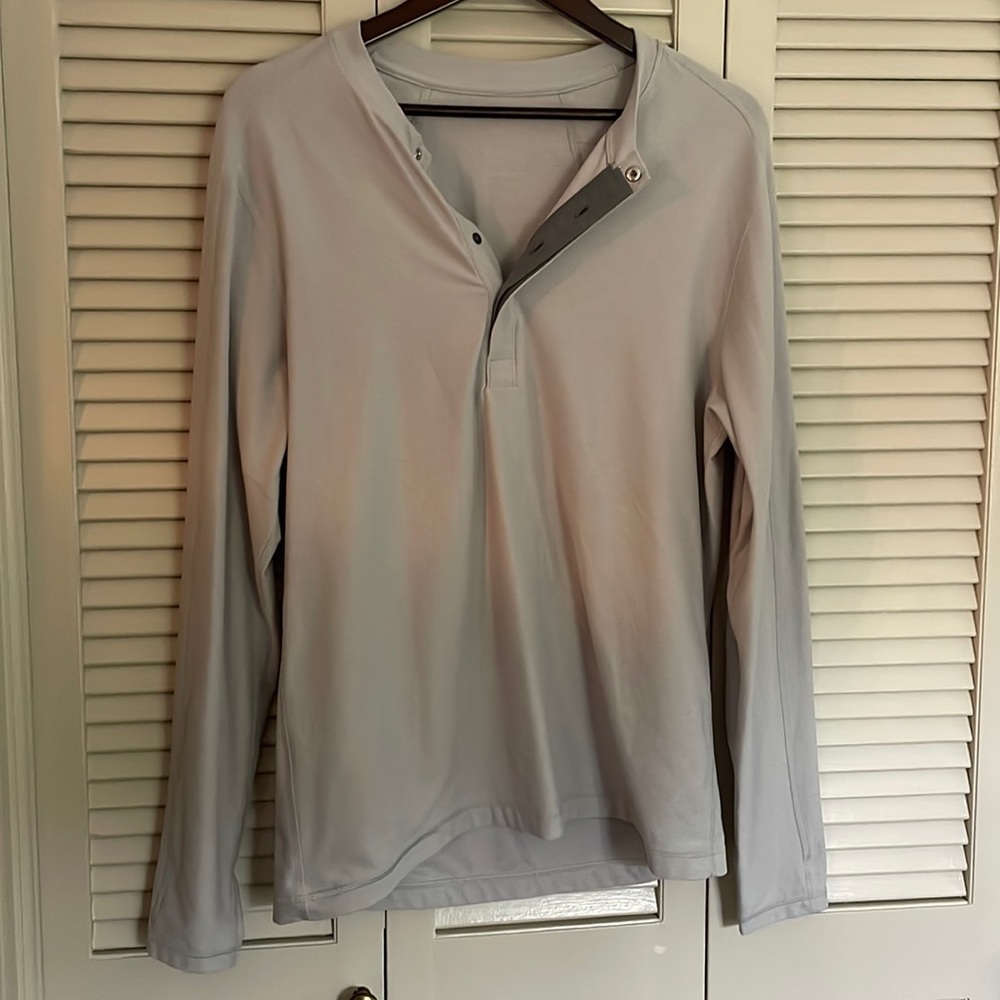 Men’s Lululemon shirt. Thick warm. In great condition.